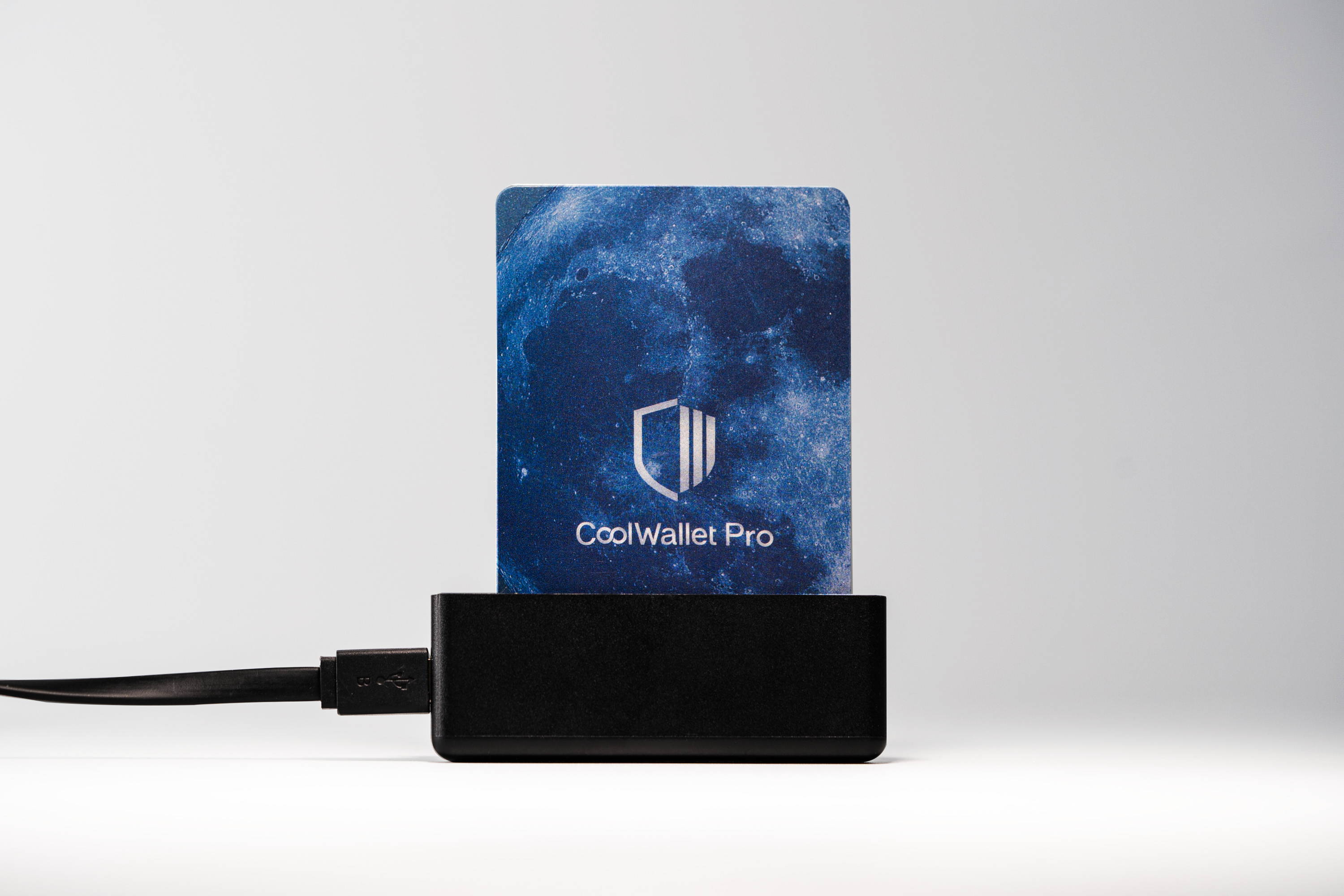Steelwallet & Hardwarewallet „Mobiles Sicherheits-Bundle: The Golden Seed & CoolWallet Pro – Maximale Sicherheit, überall“