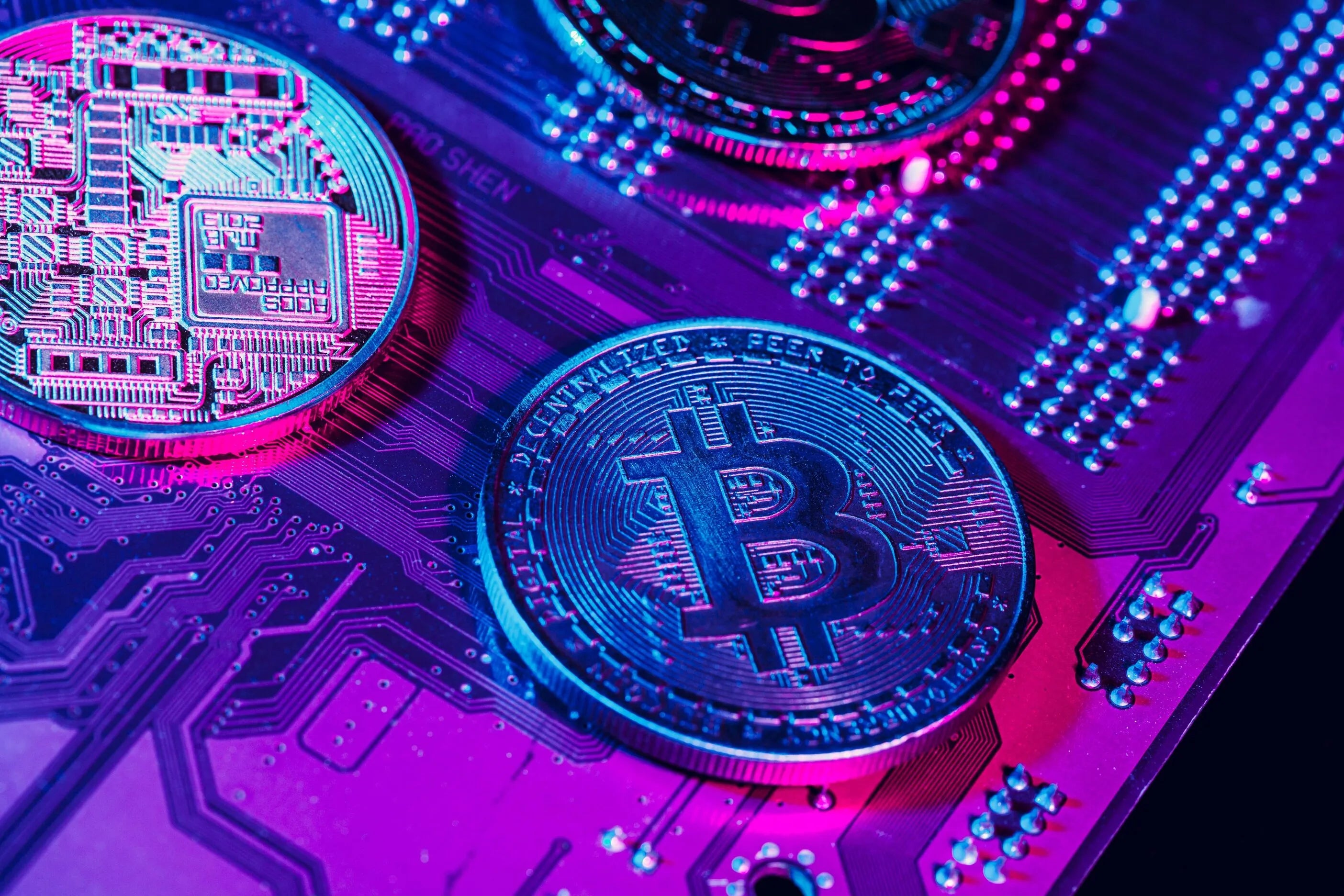 "Bitcoin-Symbole auf Computerchips und Hardware, die die technologische Grundlage und Sicherheit von Kryptowährungen veranschaulichen."