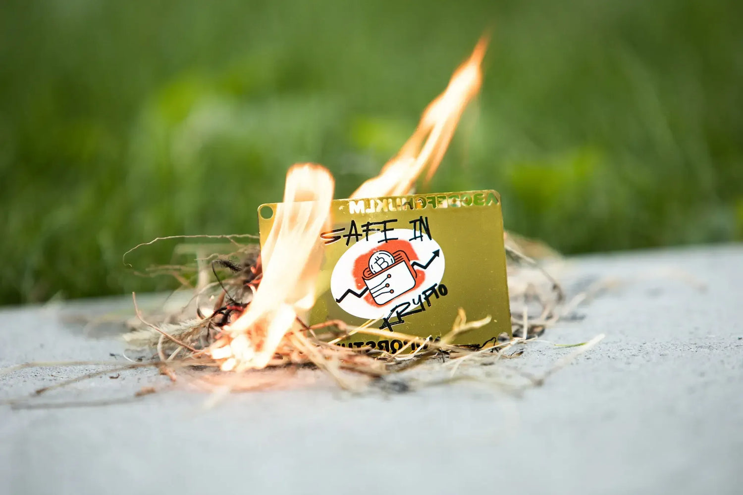 „The Golden Seed Steelwallet – Feuerfest bis 1450 Grad, bietet sicheren Schutz für bis zu 50 Seed-Phrase-Wörter. Hergestellt aus hochwertigem Edelstahl mit einzigartiger Gold-Optik.“